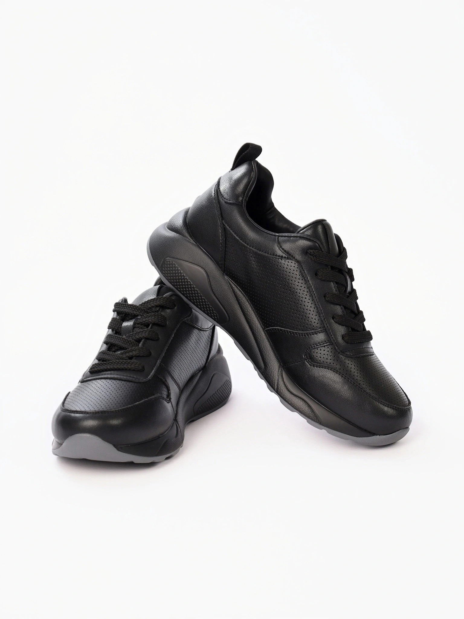 Кроссовки черного цвета на средней платформе